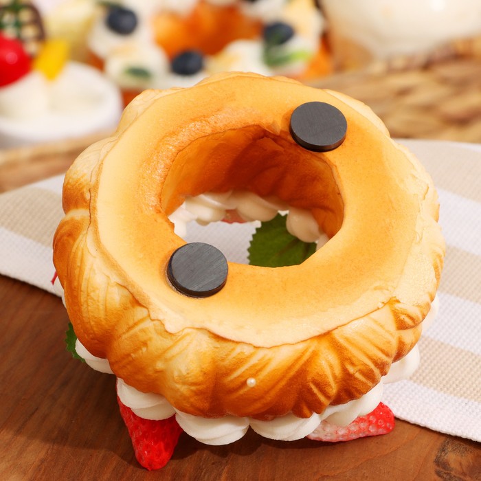 Муляж с магнитом «Пирожное Эклат» с клубникой, 10×10×4 см