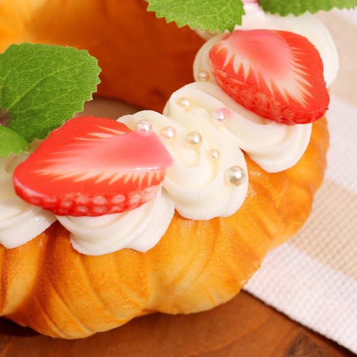 Муляж с магнитом «Пирожное Эклат» с клубникой, 10×10×4 см