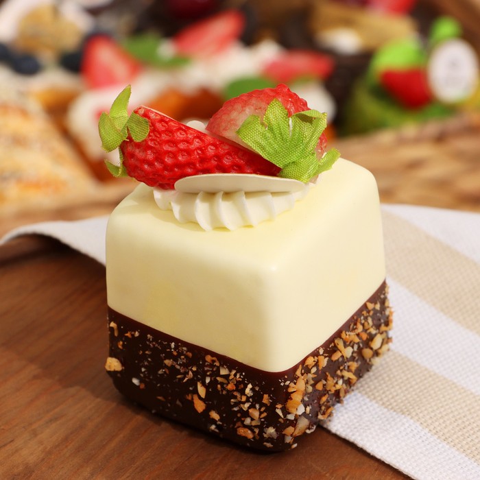 Муляж с магнитом «Пирожное Магнифико» клубника, 5×5×9 см