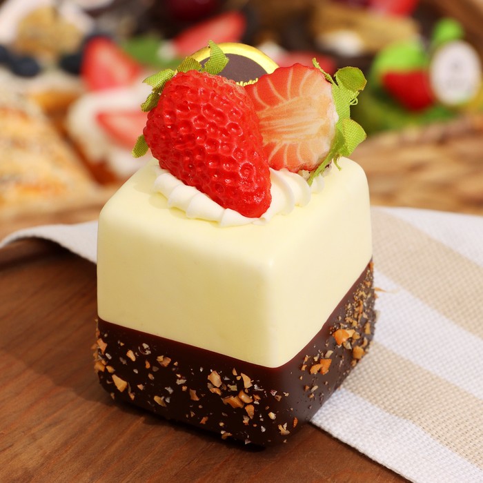 Муляж с магнитом «Пирожное Магнифико» клубника, 5×5×9 см