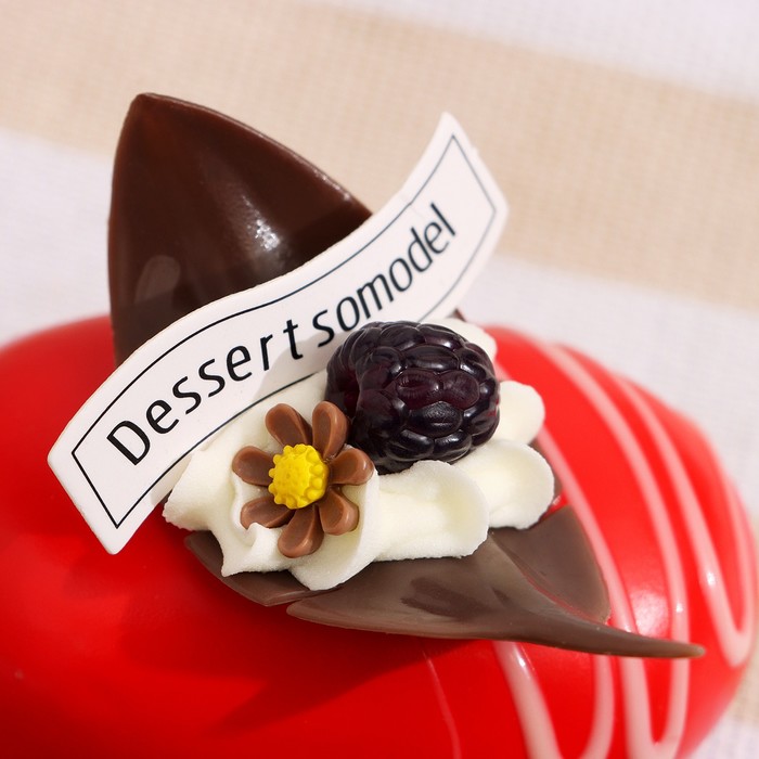 Муляж с магнитом «Пирожное Бонбон», вишня, 8×5×6 см