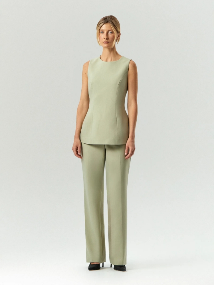 Костюмный топ приталенного кроя ,
76% полиэстер, 17% вискоза, 7% эластан ,