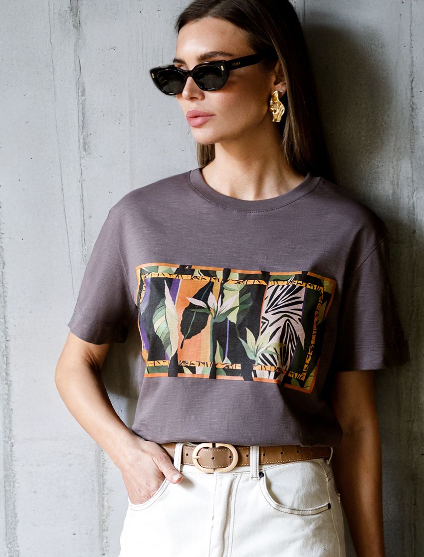 АКЦИЯ! 1090руб. Было:1490руб. Футболка из фактурного полотна с авторским принтом