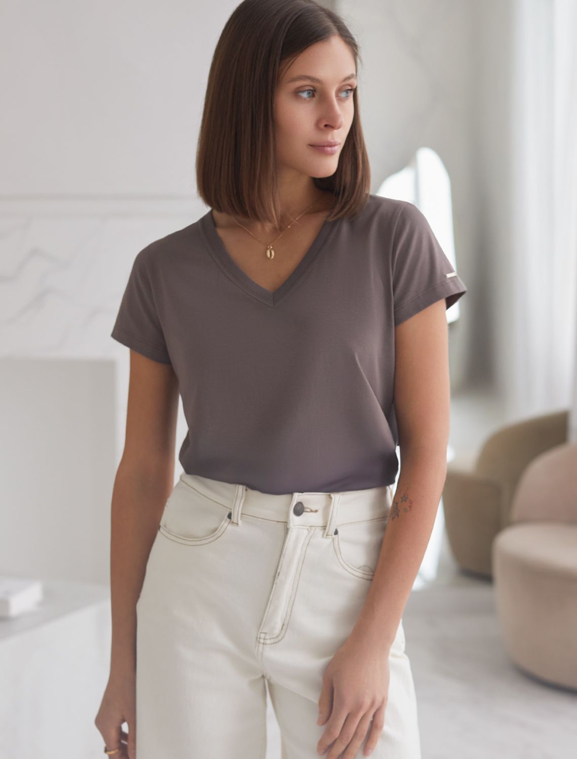 Базовая футболка из премиального хлопка с V образным вырезом