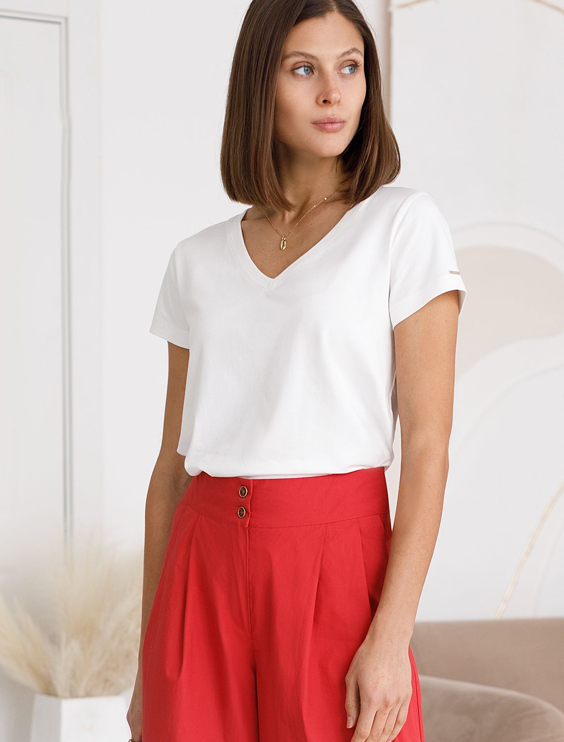 Базовая футболка из премиального хлопка с V образным вырезом