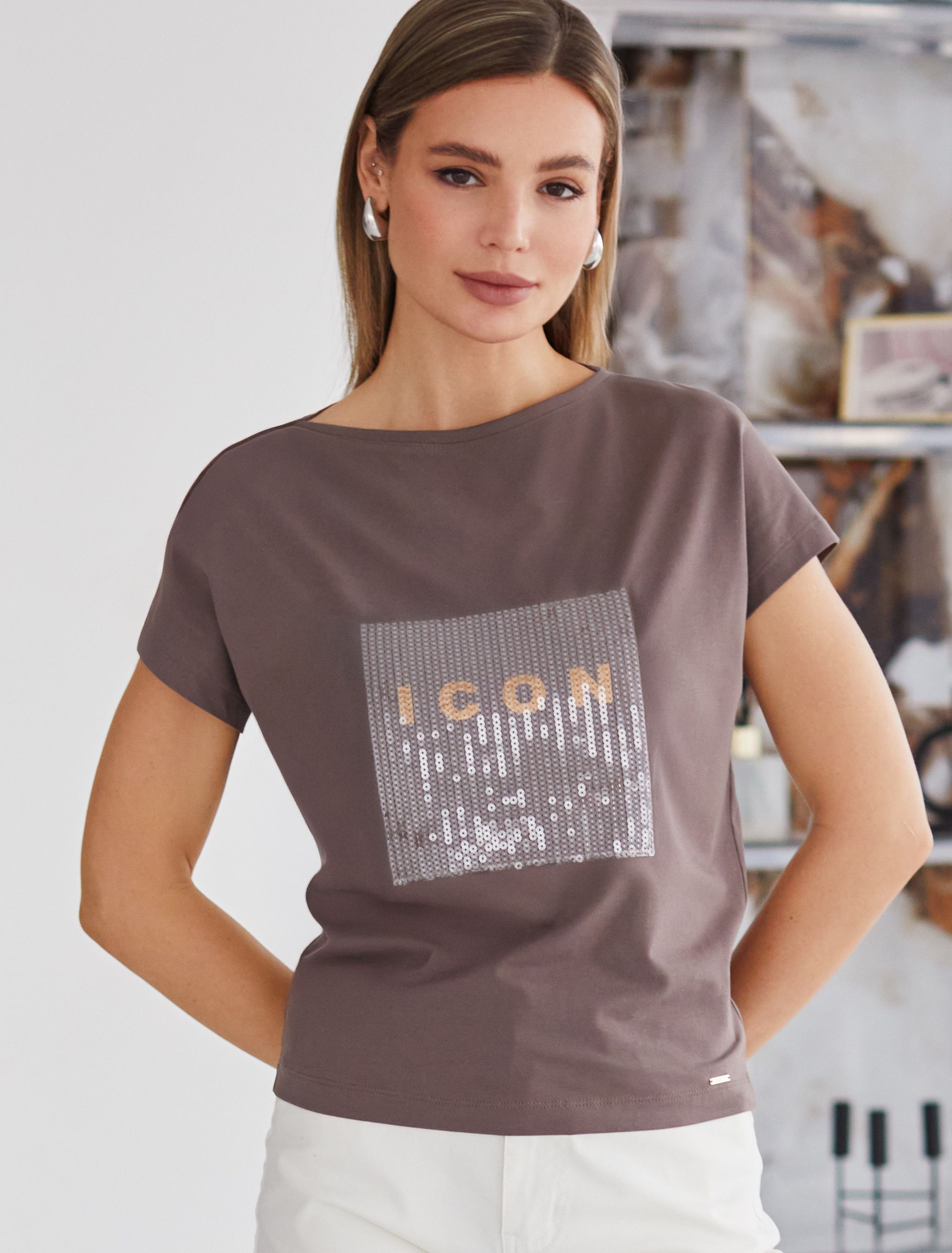 АКЦИЯ! 790руб. Было:1590руб. Футболка из премиального хлопка с принтом пайетками