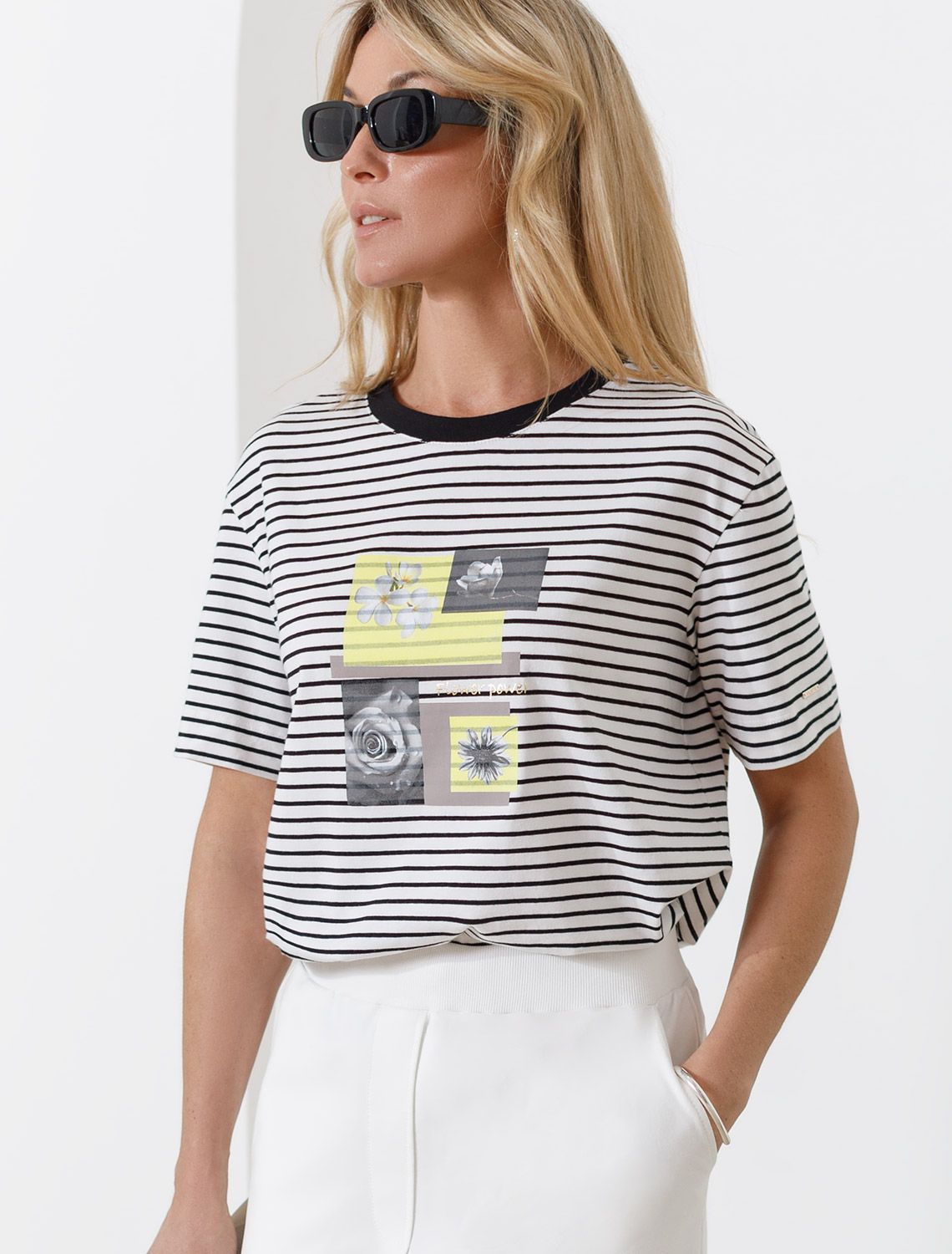 Свободная футболка в черно-белую полоску с принтом из премиального хлопка с эластаном