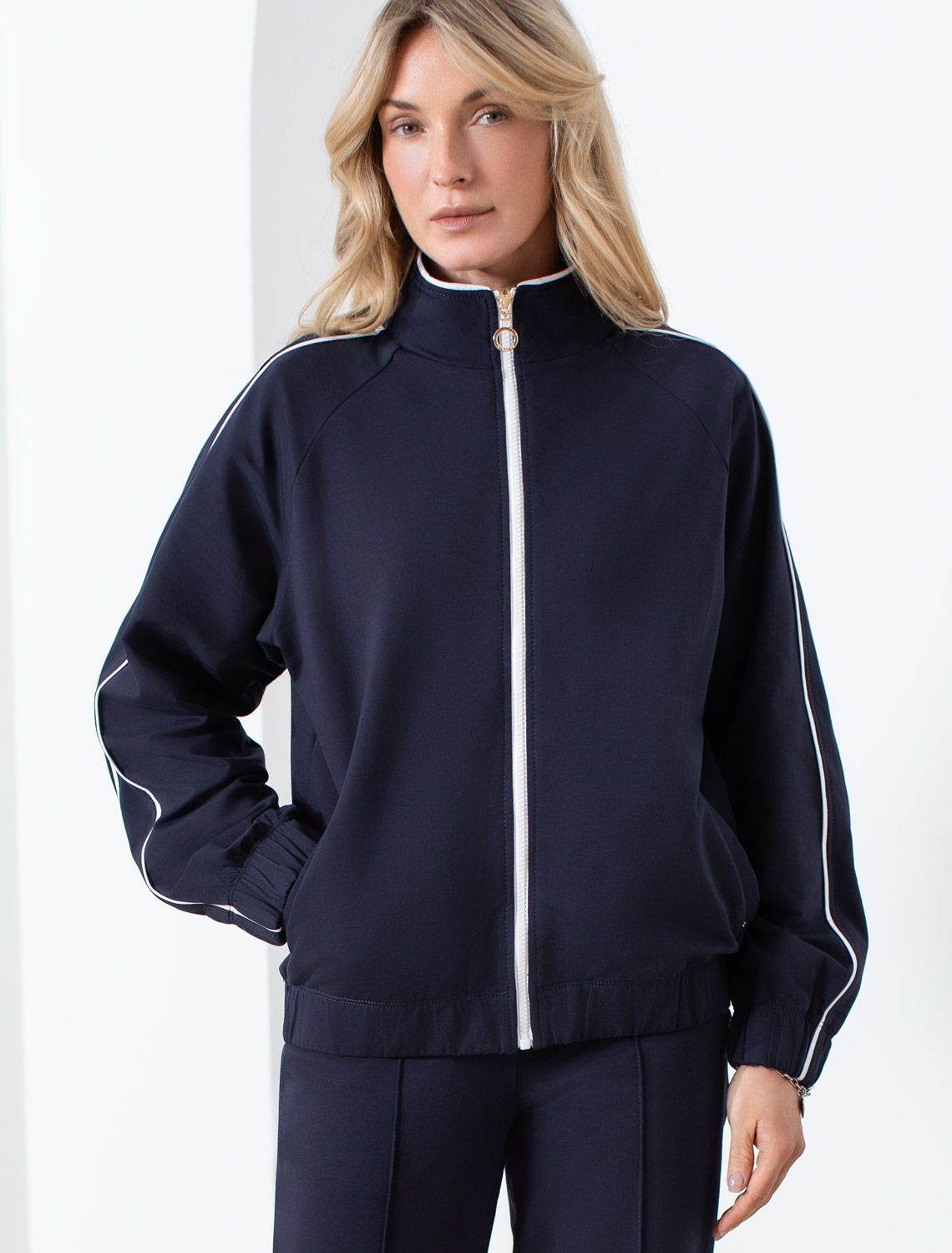 Свободный бомбер с лампасами на молнии из петельчатого футера двухнитки с эластаном