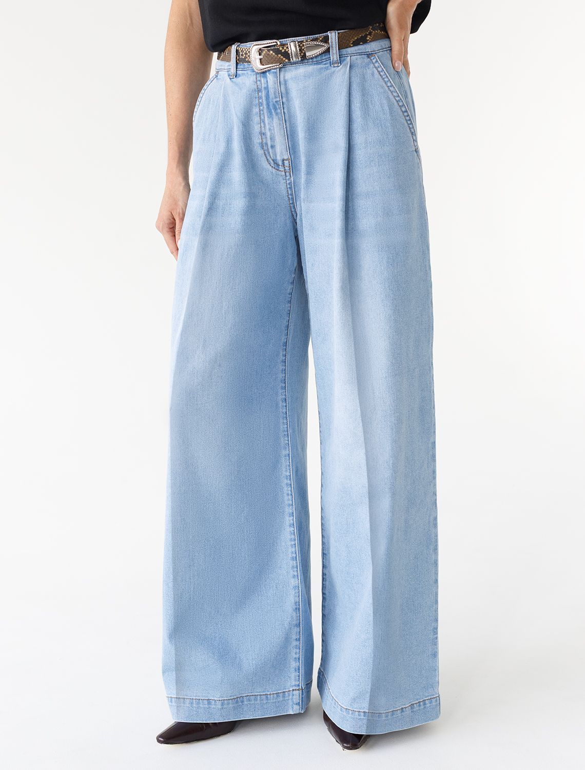 Широкие джинсы с защипами из эластичного денима