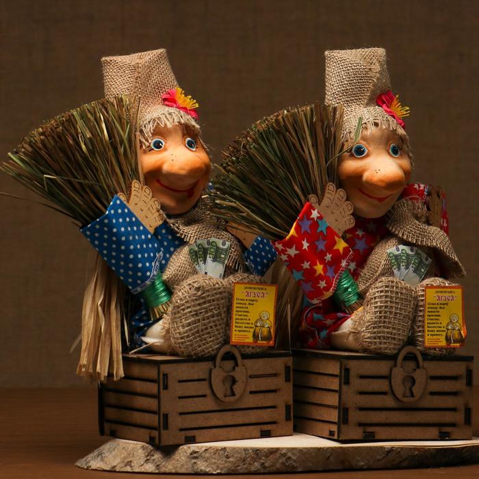 Фигурка оберег - домовой «Баба яга на сундуке», 30×29×23 см, МИКС