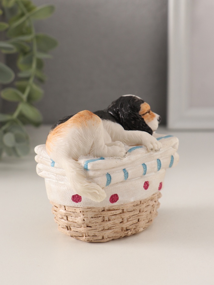 Фигурка полистоун «Пёсик спит в корзине с бельём», 8.5×6×7.5 см