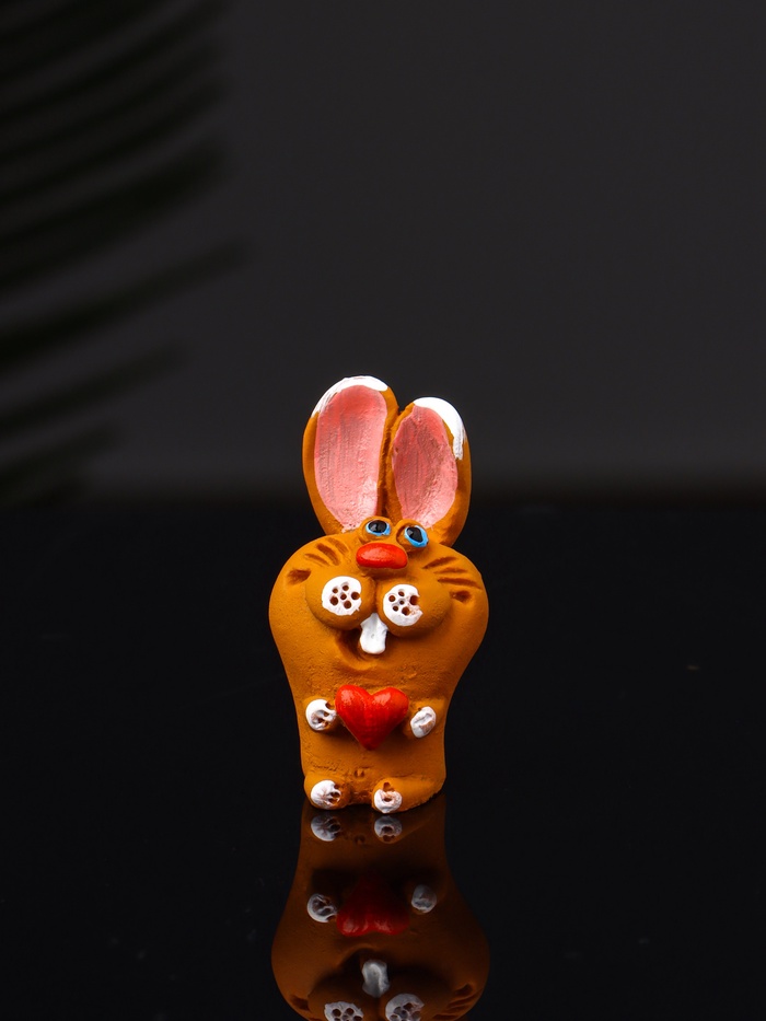 Фигурка полистоун «Зайчик с сердцем», 3.5×1.8×1.7 см