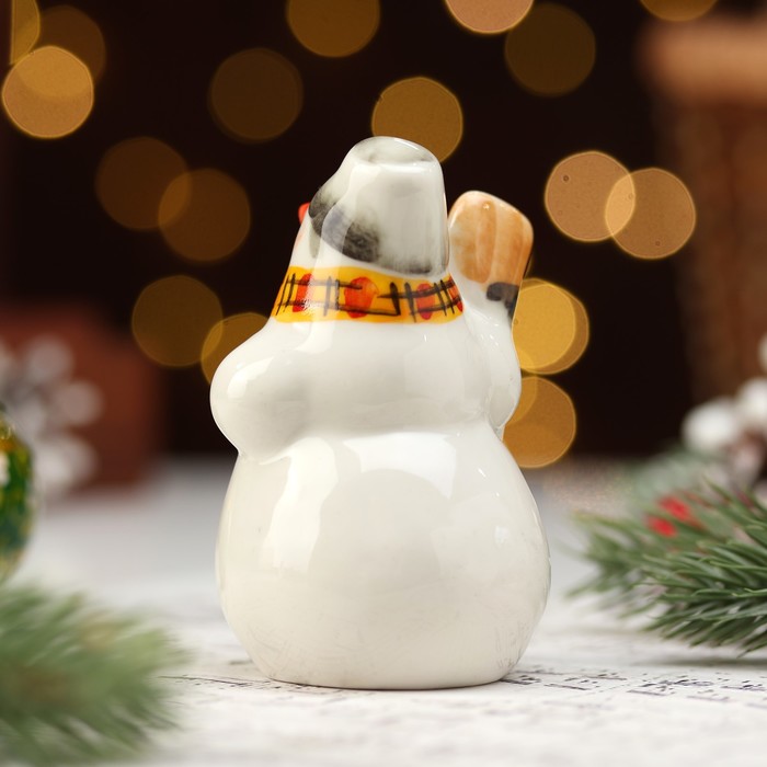 Фигурка фарфор «Снеговик с метлой», 10 см