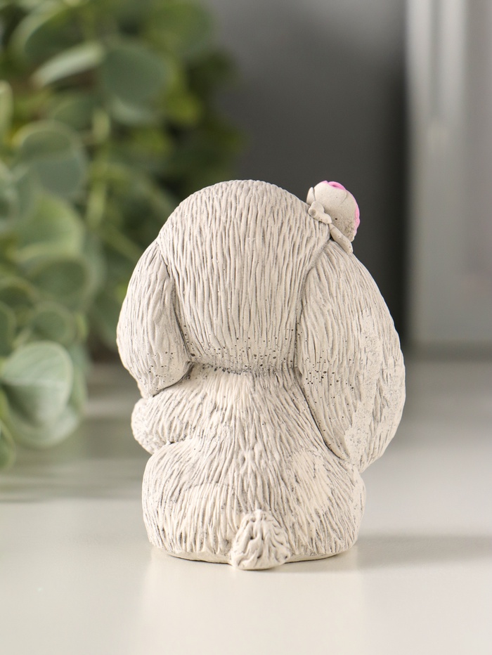Фигурка гипс «Кролик с цветком», 7×5×4 см, серый