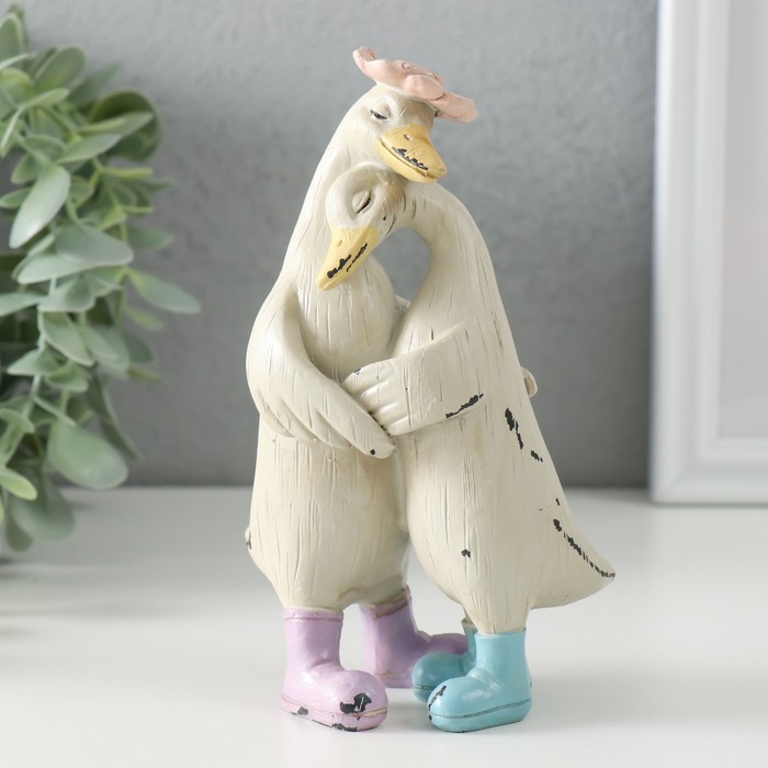 Фигурка полистоун «Гуси: объятия, нежность», 9×5.5×14.5 см