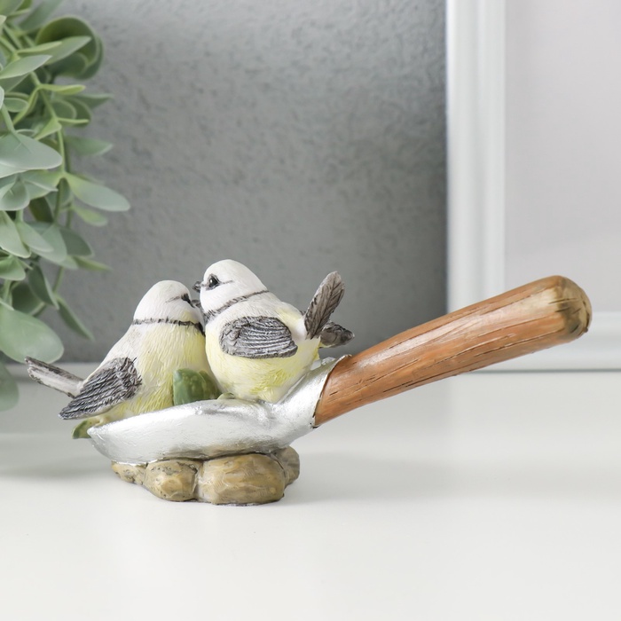Фигурка полистоун «Синички на лопате, с цветами», 17×5.5×7 см