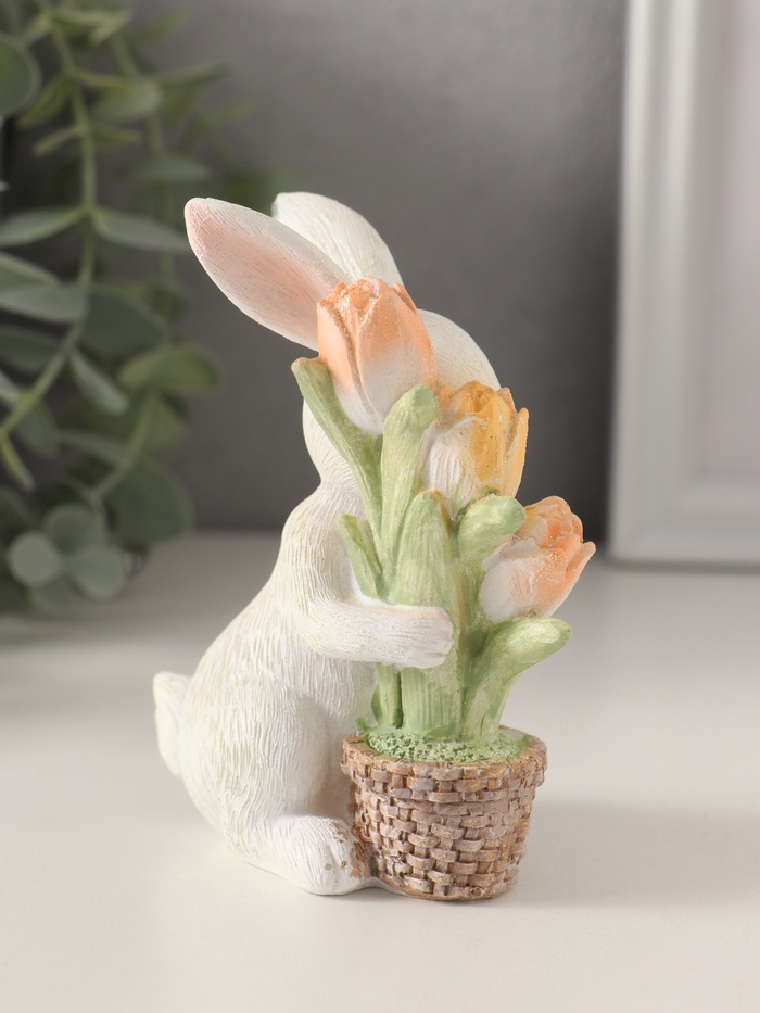Фигурка полистоун «Белый кролик с тюльпанами в плетёном горшке», 8.5×5×10.5 см