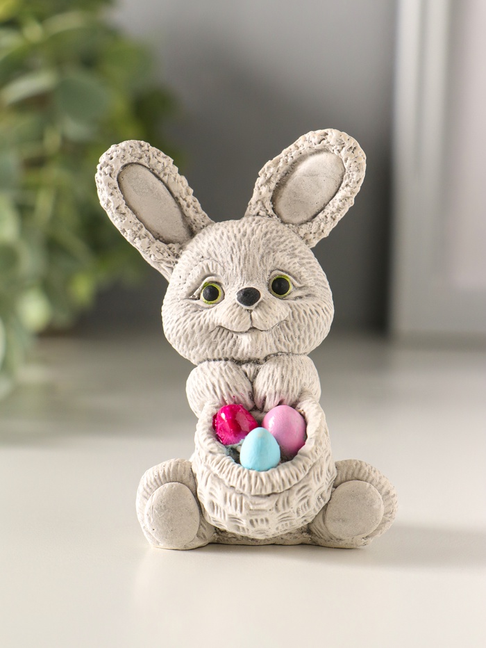 Фигурка гипс «Кролик с корзиной яиц», 5×5×8 см, серый