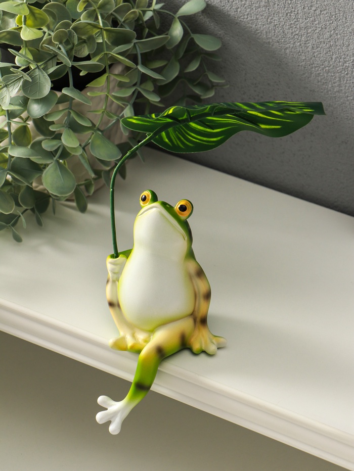 Фигурка настольная полистоун «Лягуха под пальмовым листом», на полку, 5.8×7.5×14.5 см