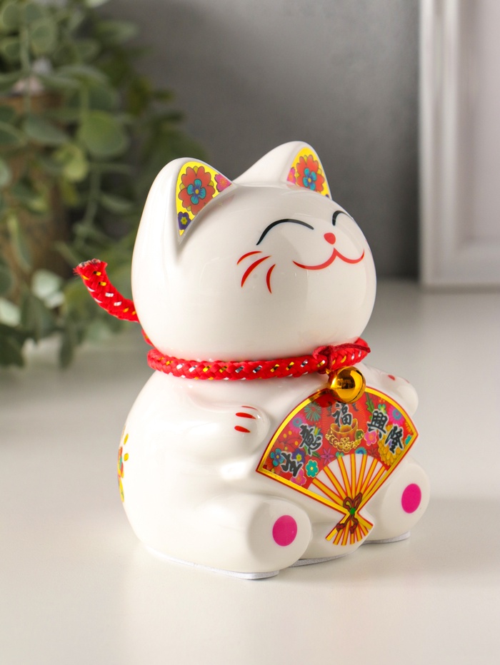 Копилка для денег «Кот Манэки-нэко с веером», керамика, 7.8×7.5×12.5 см