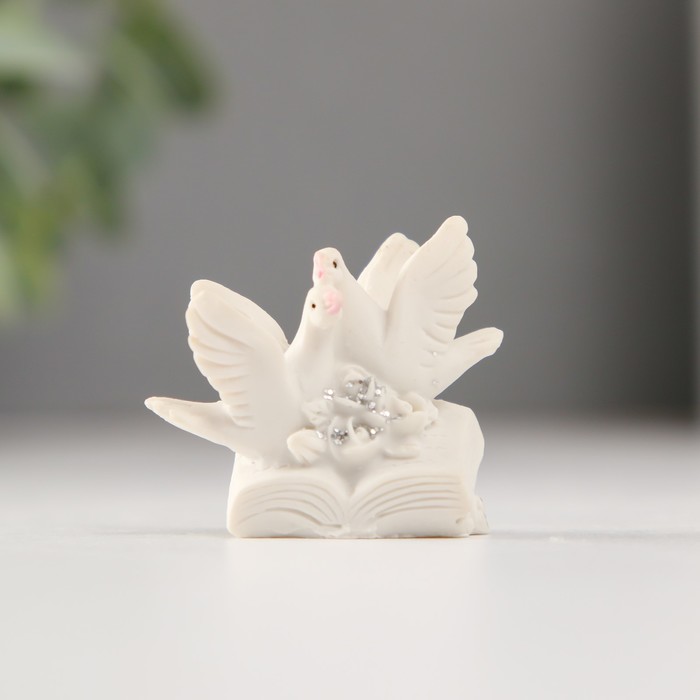 Фигурка полистоун «Голубки на книге», 3.8 см, МИКС