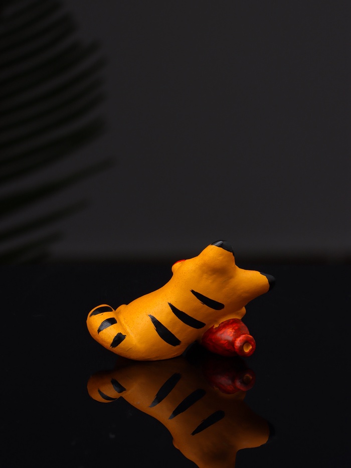 Фигурка полистоун «Котик спит на колбасе», 4.2×3.7×3 см