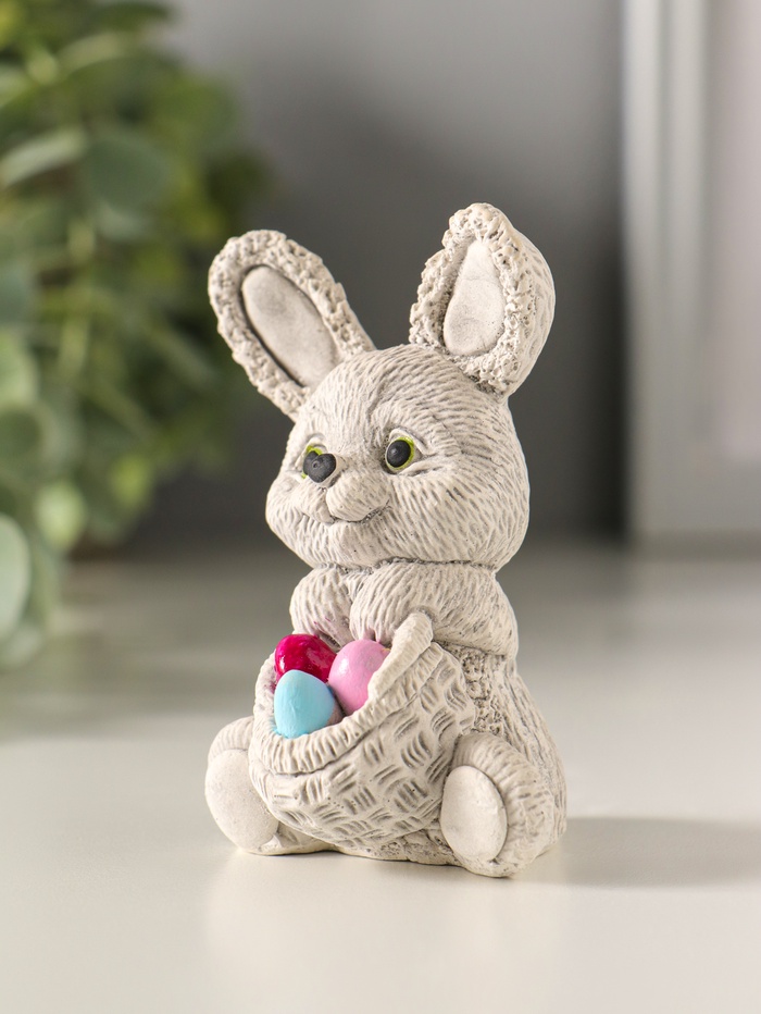 Фигурка гипс «Кролик с корзиной яиц», 5×5×8 см, серый