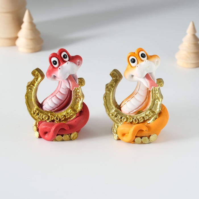 Фигурка полистоун «Змейка с подковой», 5.5×4×8 см, МИКС