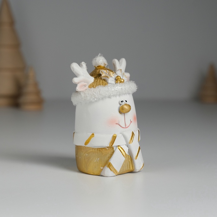 Фигурка полистоун «Олень белый в шапке и шарфике», 4×4×7 см