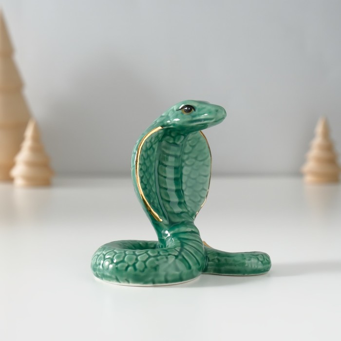 Фигурка керамика «Тёмно-зелёная кобра», с золотом, 4.7×8×7.5 см