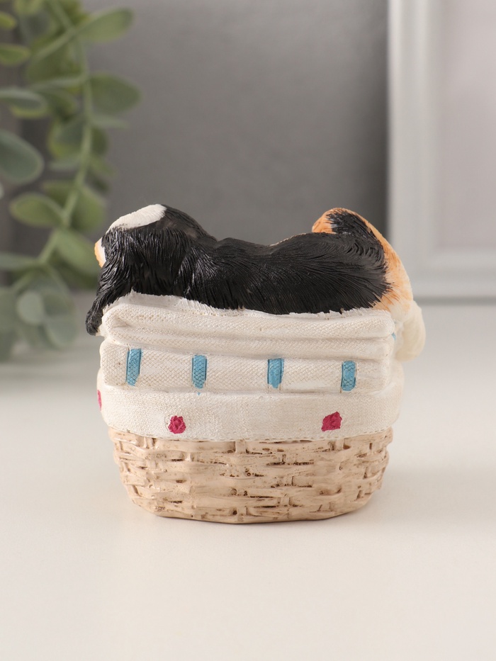 Фигурка полистоун «Пёсик спит в корзине с бельём», 8.5×6×7.5 см