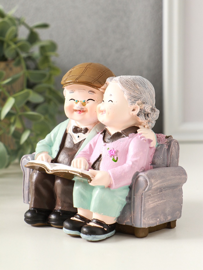 Фигурка полистоун «Дедуля с бабулей на диване читают книгу», 12×5×11 см