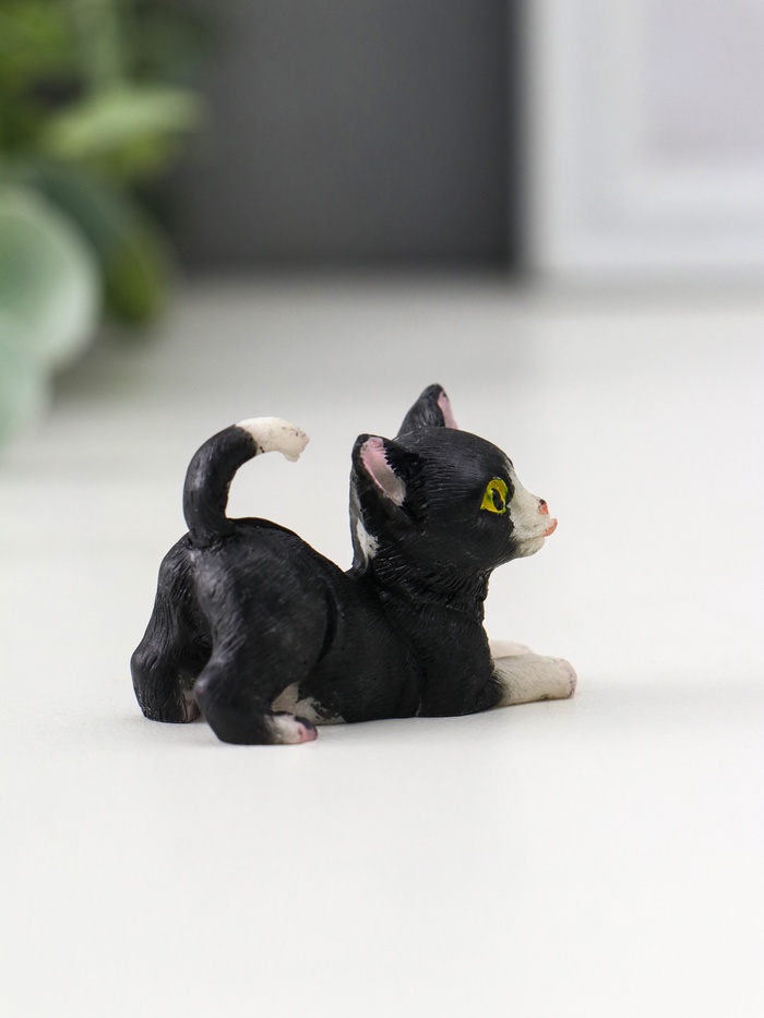 Фигурка полистоун «Чёрно-белый котёнок», 2.2×3×4.4 см, МИКС