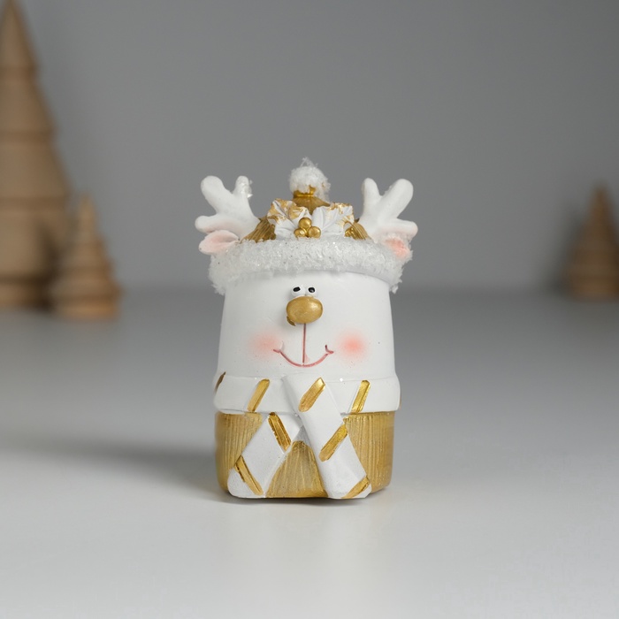 Фигурка полистоун «Олень белый в шапке и шарфике», 4×4×7 см