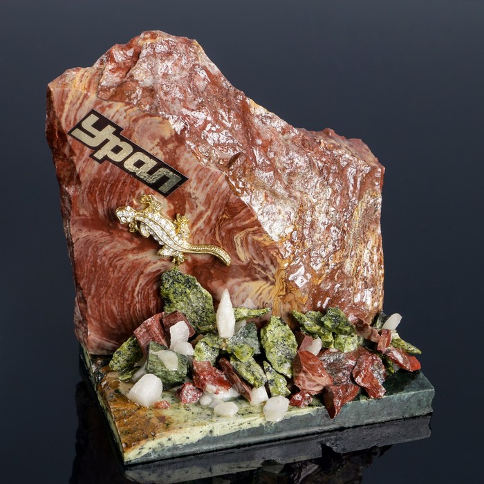 Фигурка-скол «Горка», с корундом