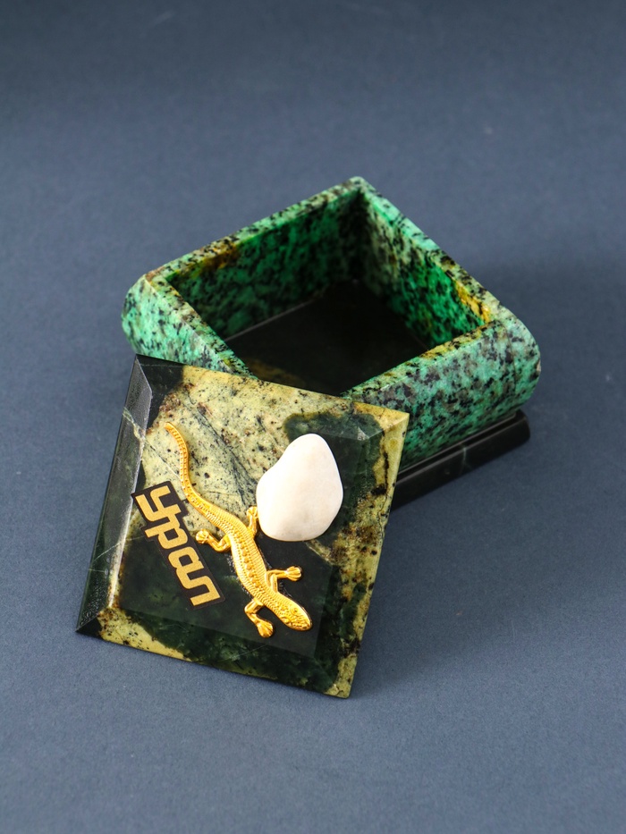 Шкатулка для украшений «Урал», змеевик, с декоративным камнем, 6.5×6.5×5.5 см