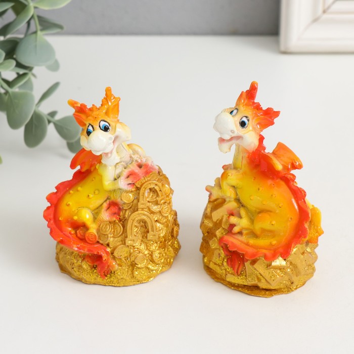 Фигурка полистоун «Огненный дракон на монетах/слитках», 6×5×9 см, МИКС