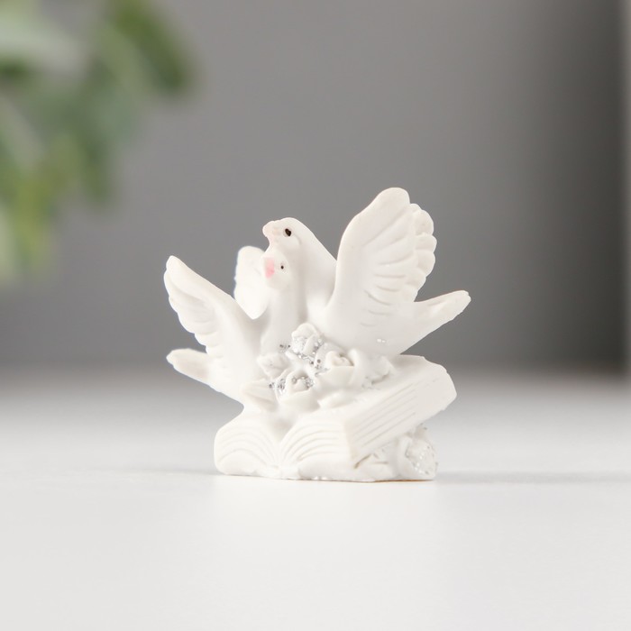 Фигурка полистоун «Голубки на книге», 3.8 см, МИКС