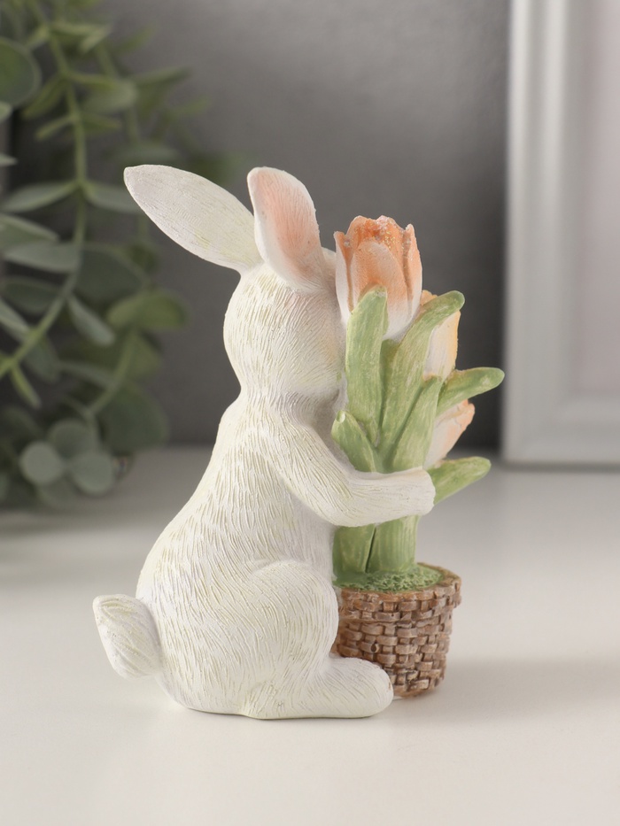 Фигурка полистоун «Белый кролик с тюльпанами в плетёном горшке», 8.5×5×10.5 см