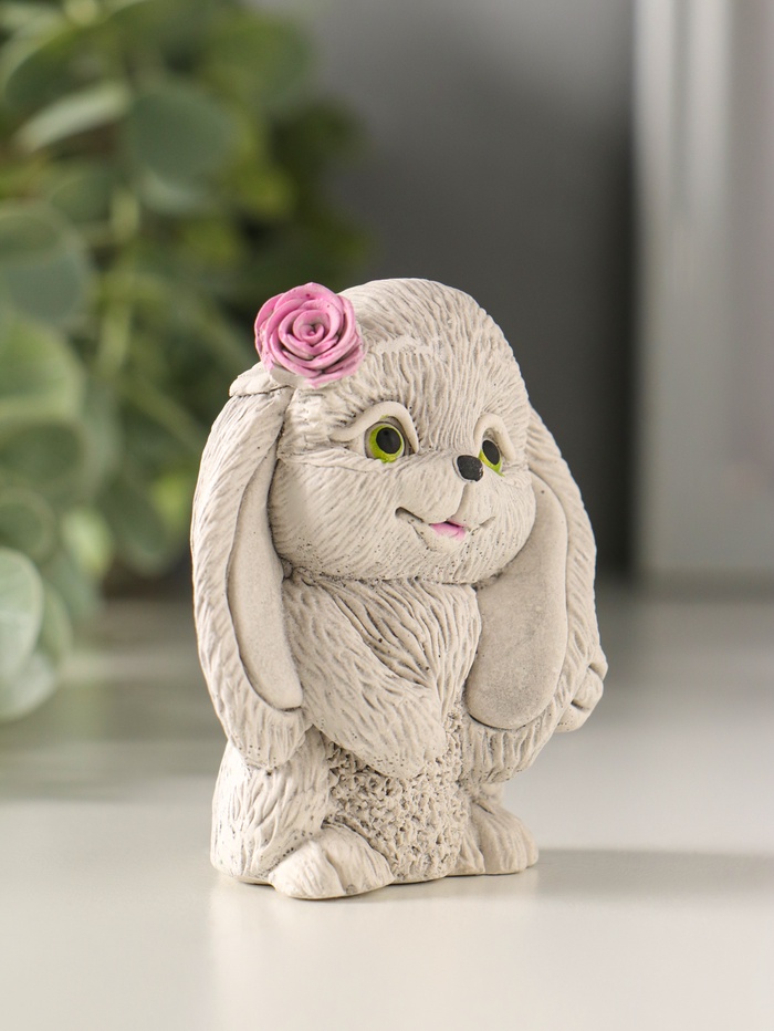 Фигурка гипс «Кролик с цветком», 7×5×4 см, серый