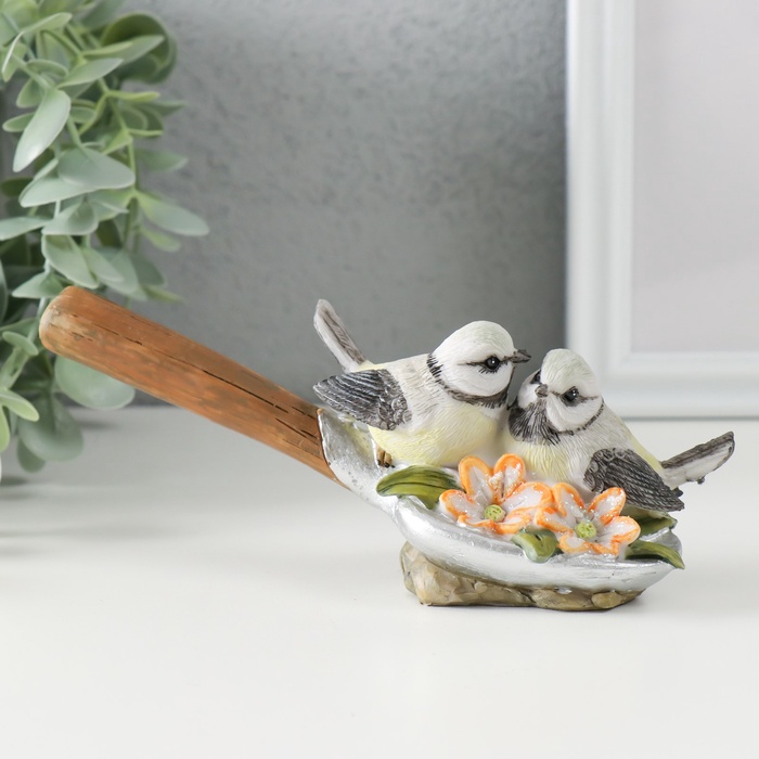 Фигурка полистоун «Синички на лопате, с цветами», 17×5.5×7 см