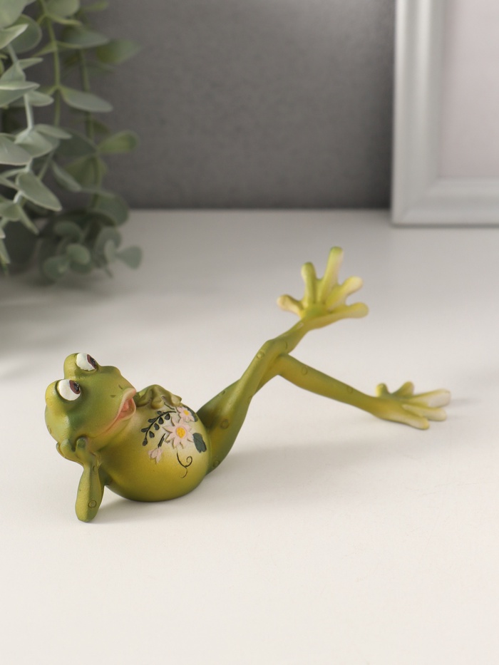 Фигурка «Лягушонок на отдыхе, с цветами на животике», полистоун, 15.5×6×7 см