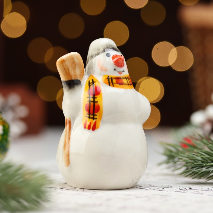 Фигурка фарфор «Снеговик с метлой», 10 см