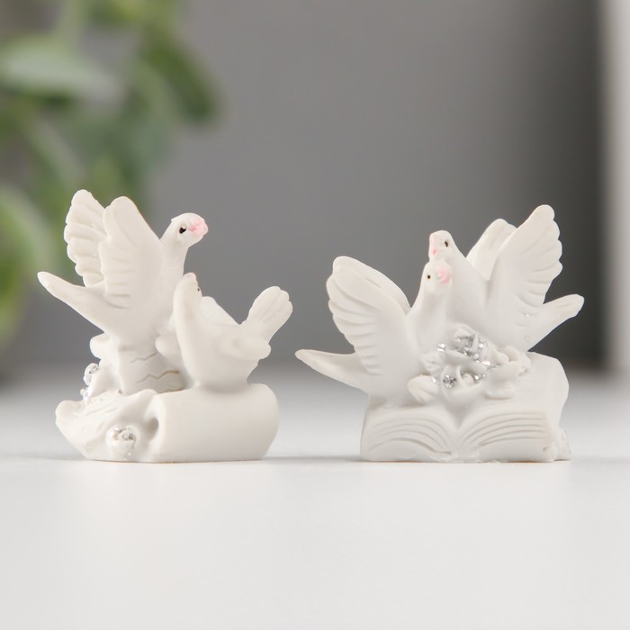 Фигурка полистоун «Голубки на книге», 3.8 см, МИКС