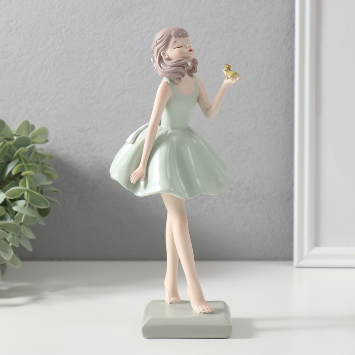 Фигурка полистоун «Влюблённая в принца-лягушку девушка», 11×10×24 см