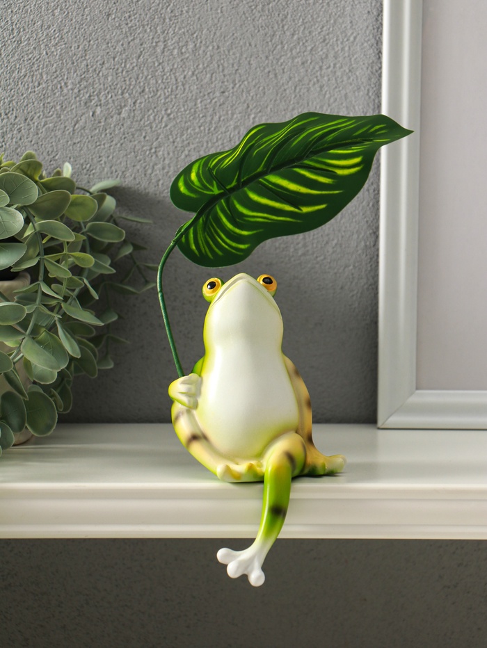 Фигурка настольная полистоун «Лягуха под пальмовым листом», на полку, 5.8×7.5×14.5 см