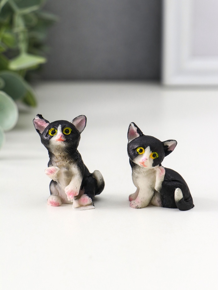 Фигурка полистоун «Чёрно-белый котёнок», 2.2×3×4.4 см, МИКС