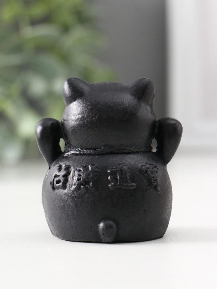 Фигурка гипс «Кот манэки-нэки», 5.5×5×5 см, чёрная