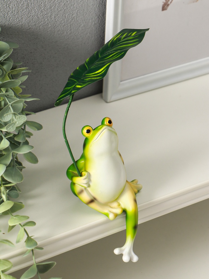Фигурка настольная полистоун «Лягуха под пальмовым листом», на полку, 5.8×7.5×14.5 см