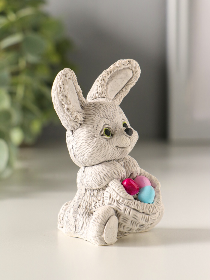 Фигурка гипс «Кролик с корзиной яиц», 5×5×8 см, серый